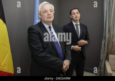 Der UN-Koordinator Stephen O'Brien und der stellvertretende Premierminister und Minister für Zusammenarbeit, Entwicklung, Digitale Agenda, Telekommunikation und Postdienste Alexander De Croo, das während einer Presseerklärung bei einem Treffen mit dem UN-Koordinator für Hilfe und dem Generalsekretär der Vereinten Nationen in marge über eine Konferenz über Syrien und die humanitäre Krise im Jemen vorgestellt wurde; Nigeria, Südsudan und Somalia, in Brüssel, Dienstag, den 04. April 2017. BELGA FOTO THIERRY ROGE Stockfoto