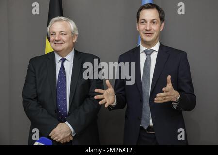 Der UN-Koordinator Stephen O'Brien und der stellvertretende Premierminister und Minister für Zusammenarbeit, Entwicklung, Digitale Agenda, Telekommunikation und Postdienste Alexander De Croo, das während einer Presseerklärung bei einem Treffen mit dem UN-Koordinator für Hilfe und dem Generalsekretär der Vereinten Nationen in marge über eine Konferenz über Syrien und die humanitäre Krise im Jemen vorgestellt wurde; Nigeria, Südsudan und Somalia, in Brüssel, Dienstag, den 04. April 2017. BELGA FOTO THIERRY ROGE Stockfoto