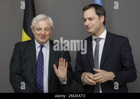 Der UN-Koordinator Stephen O'Brien und der stellvertretende Premierminister und Minister für Zusammenarbeit, Entwicklung, Digitale Agenda, Telekommunikation und Postdienste Alexander De Croo, das während einer Presseerklärung bei einem Treffen mit dem UN-Koordinator für Hilfe und dem Generalsekretär der Vereinten Nationen in marge über eine Konferenz über Syrien und die humanitäre Krise im Jemen vorgestellt wurde; Nigeria, Südsudan und Somalia, in Brüssel, Dienstag, den 04. April 2017. BELGA FOTO THIERRY ROGE Stockfoto