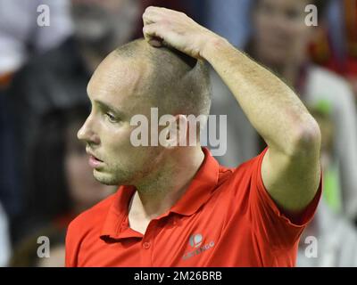 Der belgische Steve Darcis reagiert während des ersten Spiels zwischen dem belgischen Steve Darcis und dem italienischen Paolo Lorenzi beim Davis Cup World Group-Viertelfinale zwischen Belgien und Italien am Freitag, den 07. April 2017 in Charleroi. BELGA FOTO BENOIT DOPPPAGNE Stockfoto