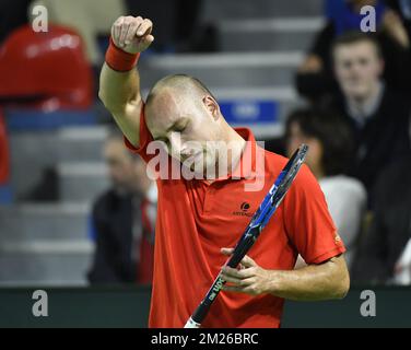 Der belgische Steve Darcis reagiert während des ersten Spiels zwischen dem belgischen Steve Darcis und dem italienischen Paolo Lorenzi beim Davis Cup World Group-Viertelfinale zwischen Belgien und Italien am Freitag, den 07. April 2017 in Charleroi. BELGA FOTO BENOIT DOPPPAGNE Stockfoto