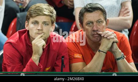 Der belgische David Goffin und Thierry Van Cleemput, der Trainer von Goffin, bildeten das erste Spiel zwischen dem belgischen Steve Darcis und dem italienischen Paolo Lorenzi beim Davis Cup World Group-Viertelfinale zwischen Belgien und Italien am Freitag, den 07. April 2017 in Charleroi. BELGA FOTO BENOIT DOPPPAGNE Stockfoto