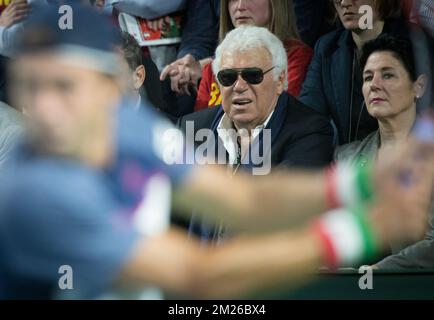 Die italienischen ehemaligen Tennisspieler Nicola Pietrangeli (C) bildeten sich das erste Spiel zwischen dem belgischen Steve Darcis und dem italienischen Paolo Lorenzi beim Davis Cup World Group-Viertelfinale zwischen Belgien und Italien am Freitag, den 07. April 2017 in Charleroi. BELGA FOTO BENOIT DOPPPAGNE Stockfoto