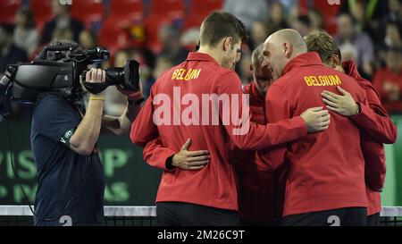 Belgische Spieler und belgischer Kapitän Johan Van Herck bildeten vor dem dritten Spiel ein Doppelspiel zwischen den Belgiern Ruben Bemelmans und Joris De Loore und den Italiener Simone Bolelli und Alessandro Gianessi beim Davis Cup World Group-Viertelfinale zwischen Belgien und Italien am Samstag, den 08. April 2017 in Charleroi. BELGA FOTO BENOIT DOPPPAGNE Stockfoto