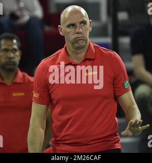 Der belgische Kapitän Johan Van Herck reagiert während des dritten Spiels, eines Doppelspiels zwischen den Belgiern Ruben Bemelmans und Joris De Loore und den Italienern Simone Bolelli und Andreas Seppi, beim Davis Cup World Group-Viertelfinale zwischen Belgien und Italien am Samstag, den 08. April 2017, in Charleroi. BELGA FOTO BENOIT DOPPPAGNE Stockfoto