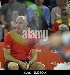 Der belgische Kapitän Johan Van Herck bildete während des dritten Spiels, eines Doppelspiels zwischen den Belgiern Ruben Bemelmans und Joris De Loore und den Italienern Simone Bolelli und Andreas Seppi, im Davis Cup World Group-Viertelfinale zwischen Belgien und Italien am Samstag, den 08. April 2017, in Charleroi. BELGA FOTO BENOIT DOPPPAGNE Stockfoto