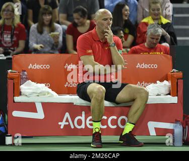 Der belgische Kapitän Johan Van Herck bildete während des dritten Spiels, eines Doppelspiels zwischen den Belgiern Ruben Bemelmans und Joris De Loore und den Italienern Simone Bolelli und Andreas Seppi, im Davis Cup World Group-Viertelfinale zwischen Belgien und Italien am Samstag, den 08. April 2017, in Charleroi. BELGA FOTO BENOIT DOPPPAGNE Stockfoto