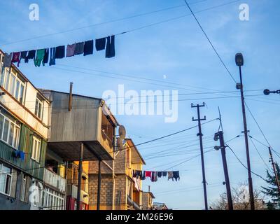 Wäsche wird an der Wäscheleine getrocknet. Städtische Umgebung. Asiatische Straßen. Gemütlicher Hof. Leinen wird an der Luft getrocknet. Stockfoto