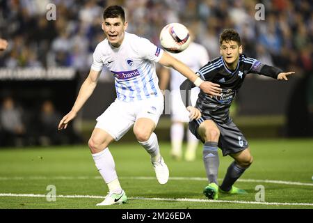 Genks Ruslan Malinovsky und Celtas Nemanja Radoja kämpfen während eines Fußballspiels zwischen dem spanischen Verein Real Club Celta de Vigo und der belgischen Mannschaft KRC Genk um den Ball, Donnerstag, den 13. April 2017, in Vigo, Spanien, der ersten Etappe des Viertelfinals der Europa League. BELGA FOTO YORICK JANSENS Stockfoto