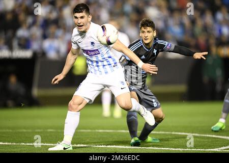 Genks Ruslan Malinovsky und Celtas Nemanja Radoja kämpfen während eines Fußballspiels zwischen dem spanischen Verein Real Club Celta de Vigo und der belgischen Mannschaft KRC Genk um den Ball, Donnerstag, den 13. April 2017, in Vigo, Spanien, der ersten Etappe des Viertelfinals der Europa League. BELGA FOTO YORICK JANSENS Stockfoto