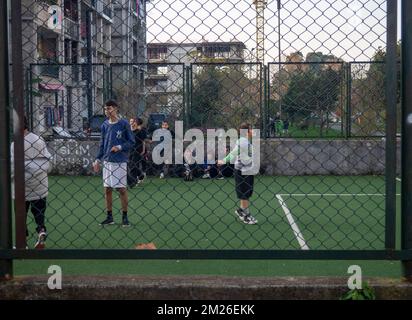 Batumi, Georgia.12.01.2022 die Kinder spielen auf dem Spielplatz hinter dem Zaun. Zaunleben. Fußballplatz. Guter Zeitvertreib Stockfoto