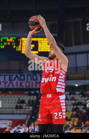 Athen, Lombardei, Griechenland. 13.. Dezember 2022. 25 ALEC PETERS of Olympiacos Piraeus während des Euroleague-Spiels der Turkish Airlines zwischen Olympiacos Piraeus und Fenerbahce Beko Istanbul im Friedens- und Freundschaftsstadion am 13. Dezember 2022 in Piräus, Griechenland (Kreditbild: © Stefanos Kyriazis/ZUMA Press Wire) Stockfoto