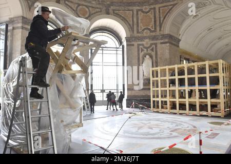 Die Abbildung zeigt die Installation des montierten Elefanten und der Giraffe vor der Wiedereröffnung des Königlichen Museums für Zentralafrika im Mai in Tervuren, Freitag, den 21. April 2017. Die Tierpräparate blieben während der Renovierungszeit des Museums in Technopolis und Autoworld. BELGA FOTO DIRK WAEM Stockfoto