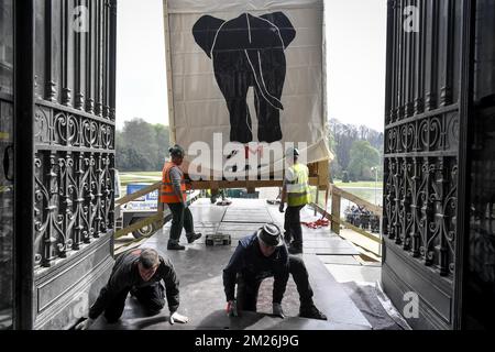 Die Abbildung zeigt die Installation des montierten Elefanten und der Giraffe vor der Wiedereröffnung des Königlichen Museums für Zentralafrika im Mai in Tervuren, Freitag, den 21. April 2017. Die Tierpräparate blieben während der Renovierungszeit des Museums in Technopolis und Autoworld. BELGA FOTO DIRK WAEM Stockfoto