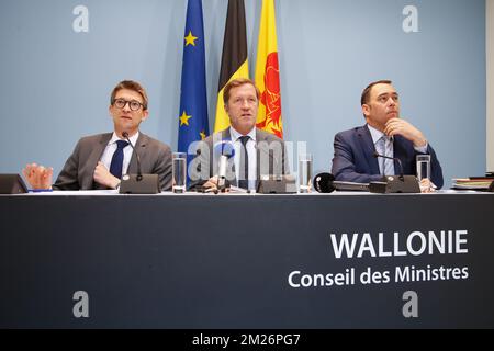 Wallonischer Minister für lokale Behörden, Städte, Wohnungsbau Pierre-Yves Dermagne, wallonischer Ministerpräsident Paul Magnette und wallonischer Minister für öffentliche Arbeiten, Straßenverkehrssicherheit, Gesundheit, Soziales, Familienzulagen, Equal Opportunities, Economic Activities and Heritage Maxime Prevot, Foto auf einer Pressekonferenz nach einem Treffen der wallonischen Regierung in der Elysette in Namur, Donnerstag, den 27. April 2017. BELGA FOTO BRUNO FAHY Stockfoto