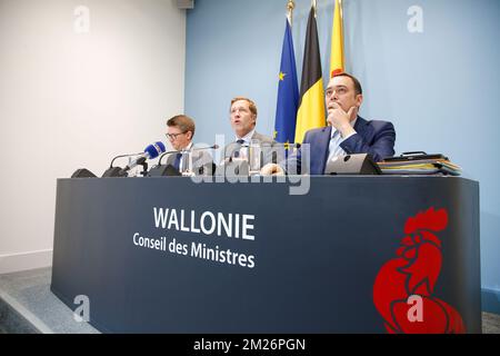 Wallonischer Minister für lokale Behörden, Städte, Wohnungsbau Pierre-Yves Dermagne, wallonischer Ministerpräsident Paul Magnette und wallonischer Minister für öffentliche Arbeiten, Straßenverkehrssicherheit, Gesundheit, Soziales, Familienzulagen, Equal Opportunities, Economic Activities and Heritage Maxime Prevot, Foto auf einer Pressekonferenz nach einem Treffen der wallonischen Regierung in der Elysette in Namur, Donnerstag, den 27. April 2017. BELGA FOTO BRUNO FAHY Stockfoto