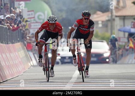 Belgischer Jasper Stuyven von Trek-Segafredo und Schweizer Silvan Dillier vom BMC Racing Team, abgebildet in der sechsten Etappe der Giro 2017 Radtour, 217 km von Reggio Calabria nach Terme Luigiane, Italien, Donnerstag, 11. Mai 2017. BELGA FOTO YUZURU SUNADA Stockfoto