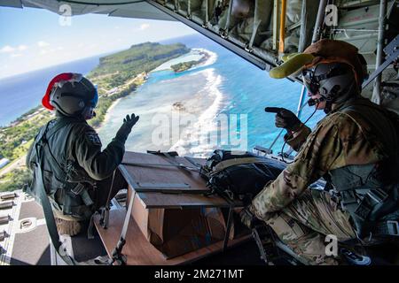 Saipan, Vereinigte Staaten. 01. Dezember 2022. USA Air Force-Ladermeister diskutieren mit dem 36. Expeditionary Airlift-Geschwader das freigegebene Frachtpaket von der Rückseite eines C-130J während Operation Christmas Drop 2022, 1. Dezember 2022 in Saipan, Nördliche Marianen. Operation Christmas Drop ist die älteste humanitäre und Katastrophenhilfemission, die 71.000 Pfund Nahrungsmittel, Geschenke und Vorräte zur Unterstützung abgelegener Inselgemeinden im Südpazifik liefert. Kredit: Yasuo Osakabe/US Airforce Photo/Alamy Live News Stockfoto