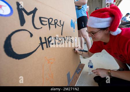 Yigo, Usa. 03. Dezember 2022. Anna Thomas, Royal Australian Air Force Capt., 37.. Geschwader, dekoriert eine Bündelschachtel zur Vorbereitung auf die Lieferung während der Operation Christmas Drop 2022 am Luftwaffenstützpunkt Andersen, 3. Dezember 2022 in Yigo, Guam. Operation Christmas Drop ist die älteste humanitäre und Katastrophenhilfemission, die 71.000 Pfund Nahrungsmittel, Geschenke und Vorräte zur Unterstützung abgelegener Inselgemeinden im Südpazifik liefert. Kredit: Yasuo Osakabe/US Airforce Photo/Alamy Live News Stockfoto