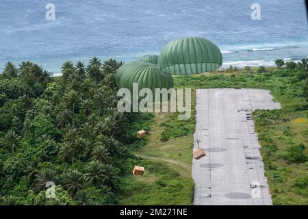 Ulithi-Atoll, Föderierte Staaten von Mikronesien. 04. Dezember 2022. Frachtbündel kommen aus den USA Air Force C-130J Hercules zum Flughafen Ulithi während Operation Christmas Drop 2022, 4. Dezember 2022 in Ulithi Atoll, Carolina Islands, FSM. Operation Christmas Drop ist die älteste humanitäre und Katastrophenhilfemission, die 71.000 Pfund Nahrungsmittel, Geschenke und Vorräte zur Unterstützung abgelegener Inselgemeinden im Südpazifik liefert. Kredit: Yasuo Osakabe/US Airforce Photo/Alamy Live News Stockfoto