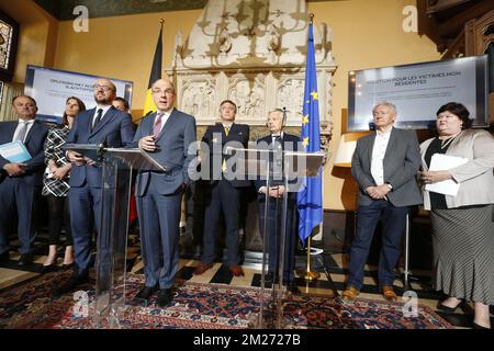 Willy Borsus, Minister für KMU, Unternehmer, Landwirtschaft und soziale Integration, Sophie Wilmes, Ministerin für Haushalt, Charles Michel, belgischer Premierminister, Koen Geens, stellvertretender Premierminister und Innenminister Jan Jambon, Vizepremierminister und Außenminister Didier Reynders, Der Mobilitätsminister Francois Bellot und die Ministerin für Gesundheit und Soziales Maggie De Block bildeten in einem Pressezeitpunkt nach einer außerordentlichen Tagung des ministerrates für Sicherheit und Justiz am Sonntag, den 14. Mai 2017 in Brüssel. BELGA FOTO NICOLAS MAETERLINCK Stockfoto