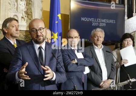 Der stellvertretende Ministerpräsident und Innenminister Jan Jambon, der belgische Premierminister Charles Michel, der Justizminister Koen Geens, Der Mobilitätsminister Francois Bellot und die Ministerin für Gesundheit und Soziales Maggie De Block bildeten das Foto auf einer Pressekonferenz nach einer außerordentlichen Tagung des ministerrates für Sicherheit und Justiz am Sonntag, den 14. Mai 2017 in Brüssel. BELGA FOTO NICOLAS MAETERLINCK Stockfoto