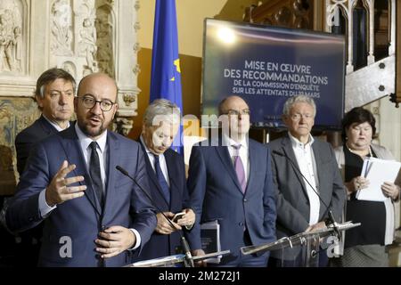 Der stellvertretende Ministerpräsident und Innenminister Jan Jambon, der belgische Premierminister Charles Michel, der stellvertretende Ministerpräsident und Außenminister Didier Reynders, der Justizminister Koen Geens, Der Mobilitätsminister Francois Bellot und die Ministerin für Gesundheit und Soziales Maggie De Block bildeten das Foto auf einer Pressekonferenz nach einer außerordentlichen Tagung des ministerrates für Sicherheit und Justiz am Sonntag, den 14. Mai 2017 in Brüssel. BELGA FOTO NICOLAS MAETERLINCK Stockfoto