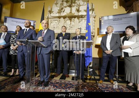 Willy Borsus, Minister für KMU, Unternehmer, Landwirtschaft und soziale Integration, Sophie Wilmes, Ministerin für Haushalt, Charles Michel, belgischer Premierminister, Koen Geens, stellvertretender Premierminister und Innenminister Jan Jambon, Vizepremierminister und Außenminister Didier Reynders, Der Mobilitätsminister Francois Bellot und die Ministerin für Gesundheit und Soziales Maggie De Block bildeten das Foto auf einer Pressekonferenz nach einer außerordentlichen Tagung des ministerrates für Sicherheit und Justiz am Sonntag, den 14. Mai 2017 in Brüssel. BELGA FOTO NICOLAS MAETERLINCK Stockfoto