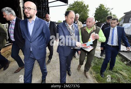 Der belgische Premierminister Charles Michel (2L) und der Minister für KMU, Unternehmer, Landwirtschaft und soziale Integration Willy Borsus (C), abgebildet bei einem Besuch eines Landwirts in Corroy-le-Grand am Dienstag, den 16. Mai 2017. BELGA FOTO ERIC LALMAND Stockfoto