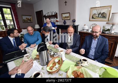 Willy Borsus, Minister für KMU, Unternehmer, Landwirtschaft und soziale Integration, und der belgische Premierminister Charles Michel frühstücken während eines Besuchs bei einem Landwirt in Corroy-le-Grand am Dienstag, den 16. Mai 2017. BELGA FOTO ERIC LALMAND Stockfoto