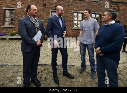 Willy Borsus, der Minister für KMU, Unternehmer, Landwirtschaft und soziale Integration, der belgische Premierminister Charles Michel und Philippe Janssens, bildeten das Bild bei einem Besuch eines Landwirts in Corroy-le-Grand am Dienstag, den 16. Mai 2017. BELGA FOTO ERIC LALMAND Stockfoto