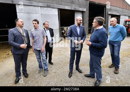 Der belgische Premierminister Charles Michel und Willy Borsus, Minister für KMU, Unternehmer, Landwirtschaft und soziale Integration, wurden während eines Besuchs bei einem Landwirt in Corroy-le-Grand am Dienstag, den 16. Mai 2017, fotografiert. BELGA FOTO ERIC LALMAND Stockfoto