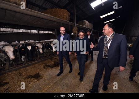 Willy Borsus, der Minister für KMU, Unternehmer, Landwirtschaft und soziale Integration, der belgische Premierminister Charles Michel und Philippe Janssens, bildeten das Bild bei einem Besuch eines Landwirts in Corroy-le-Grand am Dienstag, den 16. Mai 2017. BELGA FOTO ERIC LALMAND Stockfoto