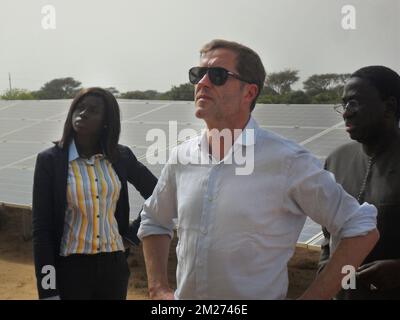 ACHTUNG REDAKTEURE - SMARTPHONE-BILD - BESTE VERFÜGBARE QUALITÄT, Bild von dem wallonischen Ministerpräsidenten Paul Magnette auf einer Wirtschaftsmission des wallonischen Ministerpräsidenten in Senegal am Mittwoch, den 17. Mai 2017 in Dakar, Senegal. BELGA FOTO FREDERIC DELMEIRE Stockfoto