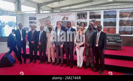 ACHTUNG REDAKTEURE - SMARTPHONE-BILD - BESTE VERFÜGBARE QUALITÄT, wallonischer Ministerpräsident Paul Magnette (C), Foto auf einer Wirtschaftsmission des wallonischen Ministerpräsidenten in Senegal am Mittwoch, den 17. Mai 2017 in Dakar, Senegal. BELGA FOTO FREDERIC DELMEIRE Stockfoto