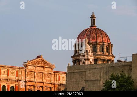 Palacio de la Autonomía, mit der Kuppel der Ex Teresa Arte, einst das Viceregal-Kloster von San Jose in Mexiko-Stadt, Mexiko. Der Palast beherbergt heute die nationale autonome Universität und das Museum. Stockfoto