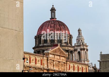 Palacio de la Autonomía, mit der Kuppel der Ex Teresa Arte, einst das Viceregal-Kloster von San Jose in Mexiko-Stadt, Mexiko. Der Palast beherbergt heute die nationale autonome Universität und das Museum. Stockfoto
