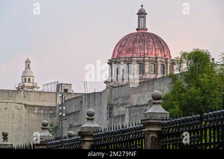 Die Kuppel der Ex Teresa Arte war einst das Viceregal-Kloster von San Jose in Mexiko-Stadt, Mexiko. Stockfoto