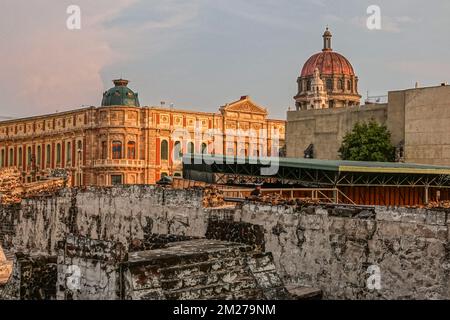 Palacio de la Autonomía über den Ruinen des Aztekenbürgermeisters in Mexiko-Stadt, Mexiko. Der Ort beherbergt heute die National Autonomous University und das Museum. Stockfoto