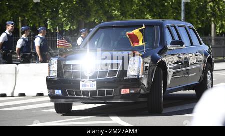 US-Präsident Donald Trump stellte sich in der Staatskarosserie des Präsidenten "das Biest" vor, als er die amerikanische Botschaft in Brüssel verließ und am Donnerstag, den 25. Mai 2017, in Brüssel auf ein Gipfeltreffen der NATO (Nordatlantikvertragsorganisation) zuging. BELGA FOTO YORICK JANSENS Stockfoto
