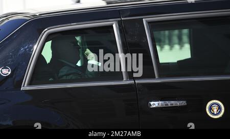 US-Präsident Donald Trump stellte sich in der Staatskarosserie des Präsidenten "das Biest" vor, als er die amerikanische Botschaft in Brüssel verließ und am Donnerstag, den 25. Mai 2017, in Brüssel auf ein Gipfeltreffen der NATO (Nordatlantikvertragsorganisation) zuging. BELGA FOTO YORICK JANSENS Stockfoto