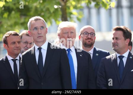 Der französische Präsident Emmanuel Macron, der NATO-Generalsekretär Jens Stoltenberg, der US-Präsident Donald Trump, der belgische Premierminister Charles Michel und der luxemburgische Premierminister Xavier Bettel wurden bei der Enthüllung des neuen Sitzes der NATO, der Nordatlantikvertrags-Organisation, am Donnerstag, den 25. Mai 2017 in Evere, Brüssel vorgestellt. BELGA FOTO BENOIT DOPPPAGNE Stockfoto