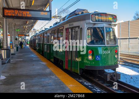 MBTA Green Line, Kinki Sharyo, Typ 7, am Bahnhof Medford Tufts in Medford, Massachusetts, MA, USA. Green Line Extension wurde am 12. Dezember 2022 eröffnet. Stockfoto
