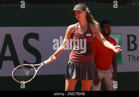 Die belgische Maryna Zanevska sieht während eines Tennisspiels zwischen der belgischen Maryna Zanevska und der kroatischen Petra Martic, in der dritten Runde der Qualifikationsrunde der Frauen des Roland Garros French Open Tennisturniers, am Freitag, den 26. Mai 2017 in Paris, Frankreich, deprimiert aus. Der Roland Garros Grand Slam findet vom 22. Mai bis 11. Juni 2017 statt. BELGA PHOTO VIRGINIE LEFOUR Stockfoto
