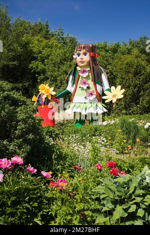 Große Skulptur wie eine Puppe im Greeting Garden im Garten der Route des Gerbes d'Angelica im Frühling, Mirabel, Quebec, Laurentians, Kanada. Stockfoto