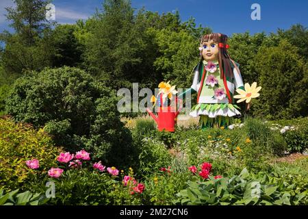 Große Skulptur wie eine Puppe im Greeting Garden im Garten der Route des Gerbes d'Angelica im Frühling, Mirabel, Quebec, Laurentians, Kanada. Stockfoto