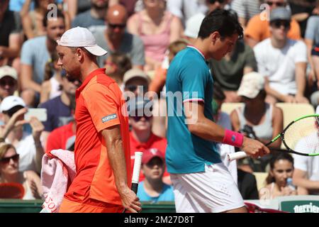 Der belgische Steve Darcis (ATP 38) und der kanadische Milos Raonic (ATP 6) wurden während eines Tennisspiels in der ersten Runde des Herrenturniers beim Roland Garros French Open Tennis Turnier am Montag, den 29. Mai 2017 in Paris, Frankreich, fotografiert. Der Haupttisch Roland Garros Grand Slam findet vom 29. Mai bis 11. Juni 2017 statt. BELGA PHOTO VIRGINIE LEFOUR Stockfoto