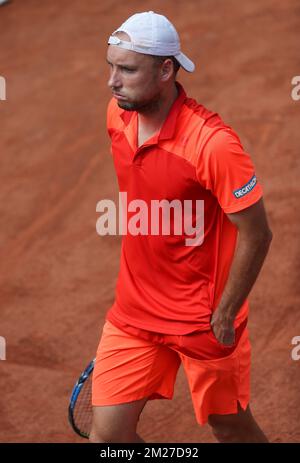 Der belgische Steve Darcis (ATP 38) sieht während eines Tennisspiels gegen den kanadischen Milos Raonic (ATP 6), in der ersten Runde des Herrenturniers beim Roland Garros French Open Tennis Turnier, in Paris, Frankreich, am Montag, den 29. Mai 2017, deprimiert aus. Der Haupttisch Roland Garros Grand Slam findet vom 29. Mai bis 11. Juni 2017 statt. BELGA PHOTO VIRGINIE LEFOUR Stockfoto