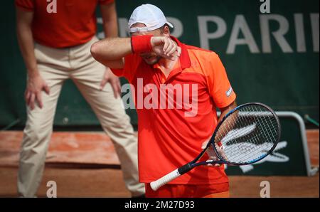 Der belgische Steve Darcis (ATP 38) sieht während eines Tennisspiels gegen den kanadischen Milos Raonic (ATP 6), in der ersten Runde des Herrenturniers beim Roland Garros French Open Tennis Turnier, in Paris, Frankreich, am Montag, den 29. Mai 2017, deprimiert aus. Der Haupttisch Roland Garros Grand Slam findet vom 29. Mai bis 11. Juni 2017 statt. BELGA PHOTO VIRGINIE LEFOUR Stockfoto