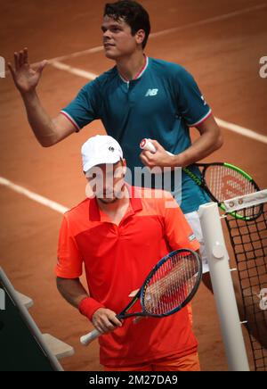 darc, belgischer Steve Darcis (ATP 38) und kanadischer Milos Raonic (ATP 6), schütteln sich nach ihrem Tennisspiel in der ersten Runde des Herrenturniers beim Roland Garros French Open Tennis Turnier in Paris, Frankreich, Montag, 29. Mai 2017 die Hand. Der Haupttisch Roland Garros Grand Slam findet vom 29. Mai bis 11. Juni 2017 statt. BELGA PHOTO VIRGINIE LEFOUR Stockfoto